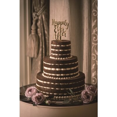 結婚式では珍しいチョコレートケーキも、シックに飾り付ければ大人っぽく上品<br>【料理・ケーキ】ウエディングケーキ