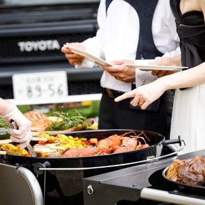 本格的なBBQコンロも自慢の一つ。目の前で焼けていくお肉や魚介が食欲をそそる！<br>【料理・ケーキ】料理・ケーキ