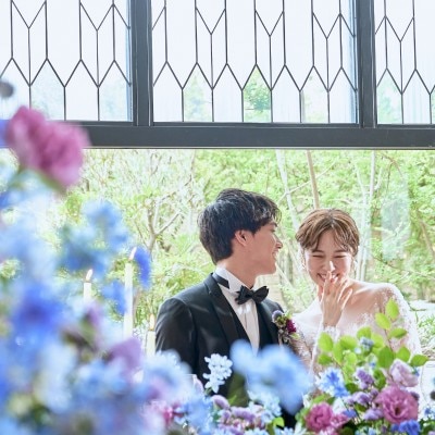 太陽の光差し込み明るい会場で温かな雰囲気<br>【披露宴】披露宴会場「ヴィヴィエンヌ」／収容人数　10～110名