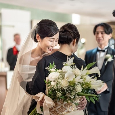 白い大理石のバージンロード、シーンに合わせた照明演出など、美しい花嫁を彩ります <br>【挙式】チャペル「セントジョーンズ・チャペル」（教会式・人前式）　推奨人数/～32名　収容人数/～80名