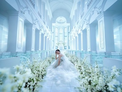 空間全体をクリスタルのティアラに見立てた大聖堂内は、花嫁の美しさを引き立てる