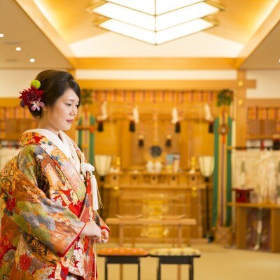 雅やかな和装に身を包み、凛とした空気感の中で誓いを交わす神殿式。<br>【挙式】日本古来の儀を行う、格式高い｢神殿」