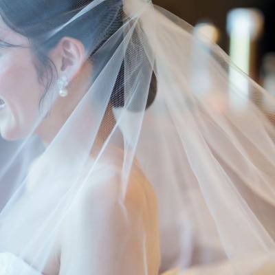 -The wedding party report-
したいことを沢山させてくれたご家族に
今までの感謝を伝えたい

大切なご友人に
楽しんでもらいたいと
会場のご見学から当日まで
ご準備をすすめてこられたおふたり

ゲストの皆様に囲まれ
温かい祝福に包まれた一日を
お届けいたします