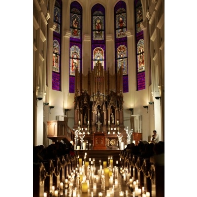 無数のキャンドルに照らされて浮かび上がる祭壇と、ステンドグラスで神秘的な空間に<br>【挙式】140年以上の歴史を誇るステンドグラスやアンティークの聖壇が見守る白亜の大聖堂