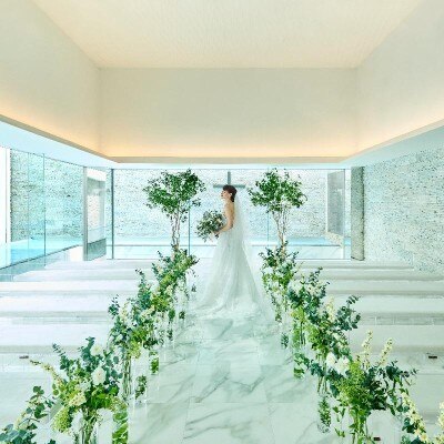 ガラス壁一面に広がる光がウエディングドレス姿の花嫁をひと際輝かせます