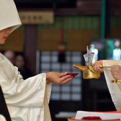 盃を交わして夫婦の契りを結ぶ三献の儀。新郎新婦が同じ盃を使ってお神酒を飲むことで神様の加護を受ける。