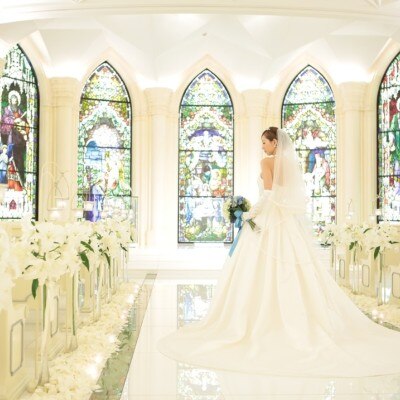 鮮やかなステンドグラスを背景にして花嫁姿を撮影！　抜群にフォトジェニックな一枚に<br>【挙式】360度アンティークステンドグラスに囲まれた白亜の大聖堂。本物だけを使用した特別な空間で感動挙式を