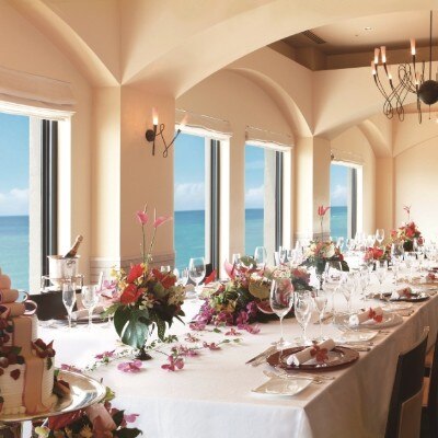 大きな窓の外に広がる空と海がまるで絵画のように美しいレストラン「ベルデマール」<br>【披露宴】海を望む会場やレストランなど多彩な会場