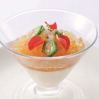 ２色の冷たいスープにズワイ蟹を浮かべて<br>【料理・ケーキ】前菜～デザートまで自由に選べるプリフィックススタイルの料理