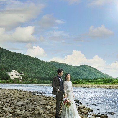 目の前を流れる長良川ののびやかな風景の中でロケーションフォトを楽しむこともできる<br>【ドレス・和装・その他】唯一無二のロケーション