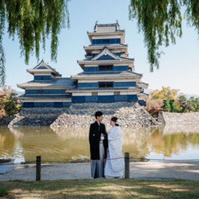 国宝・松本城の壮麗な姿を背景にここならではの一枚を。白無垢と紋付が清々しく映える<br>【ドレス・和装・その他】写真スポット