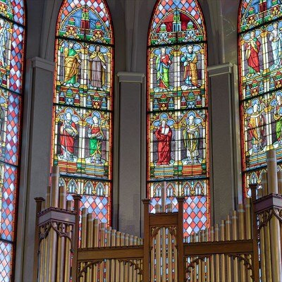 祭壇では、見上げるほど大きな特注ステンドグラスが神秘的な光を湛えてふたりを見守る<br>【挙式】チャペル　セントポール大聖堂／30～120名様（着席）