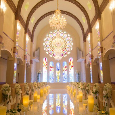 <br>【挙式】ステンドグラスの光りに包まれる大聖堂「ラ・ブリエ」（着席～120名）