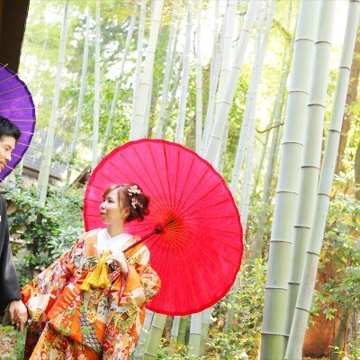 艶やかな和装と番傘が清々しい竹林の緑に映える、京都らしいロケーションフォトも可能<br>【庭】竹庭