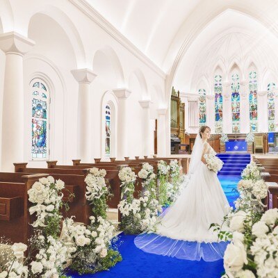 <br>【挙式】エリア人気NO.1の独立型大聖堂～ロイヤルブルーが新婦のウエディングドレスを惹きたてる～