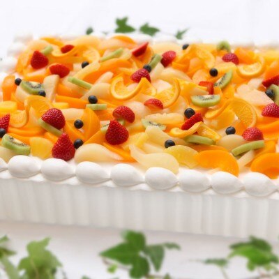 ビタミンカラーで彩られたフルーツたっぷりのウエディングケーキ<br>【料理・ケーキ】専属パティシエによるスイーツやビュッフェスタイルでおもてなし