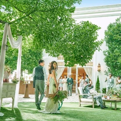 会場に隣接する開放的なガーデンも自由に使って贅沢なウエディングパーティがかなう<br>【庭】専用ガーデン＆プール