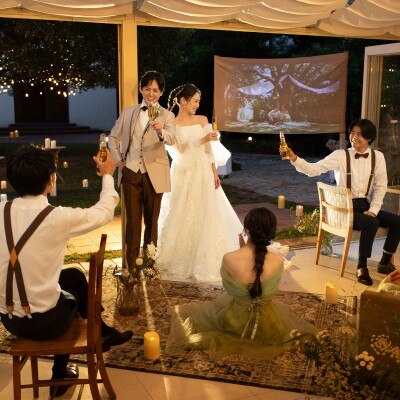 カフェでの映像演出<br>【付帯設備】ふたりもゲストも心地よく過ごせる設備が充実
