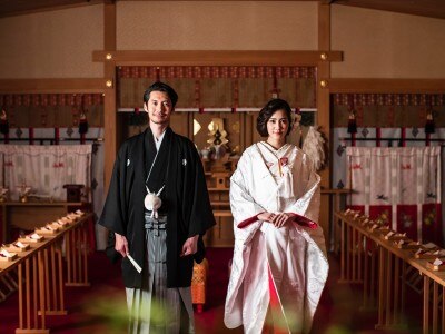  厳かな雰囲気の中行われる日本古来の神前での婚姻の儀式