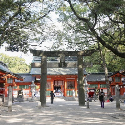 本殿は神社建築史上最古の特殊な様式「住吉造」。国の重要文化財に指定されている
