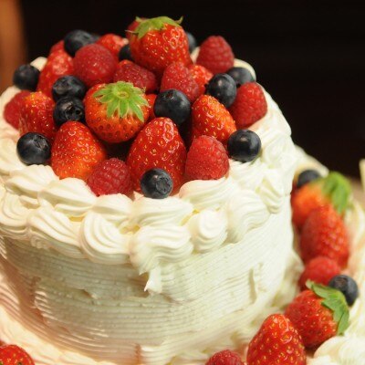 パティシエ特製のウエディングケーキ。甘すぎない生クリームが人気！是非試食を！