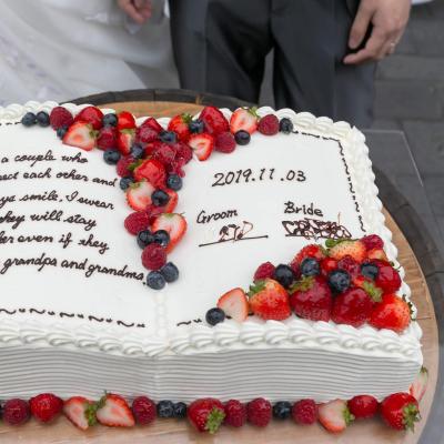 ベリーをあしらった結婚証明書風のブック型ケーキ♬<br>【料理・ケーキ】ウエディングケーキもオリジナルデザインで♪