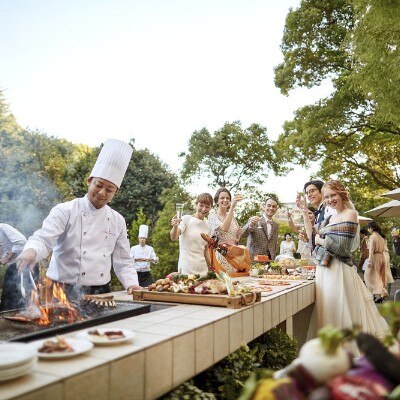 ガーデンでのお肉パフォーマンスなど、「おいしい」に「楽しい」を加えた演出もかなう<br>【料理・ケーキ】料理・ケーキ