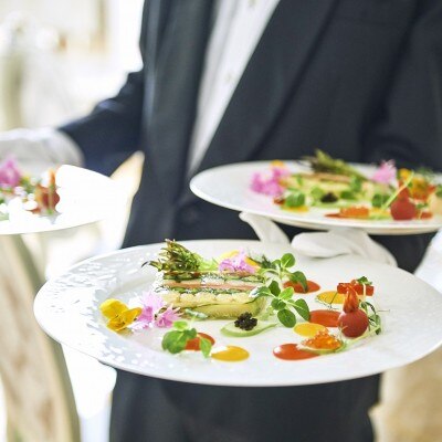 <br>【料理・ケーキ】披露宴会場に出来立ての状態でサーブされるお料理は、ゲストへの最高のおもてなし