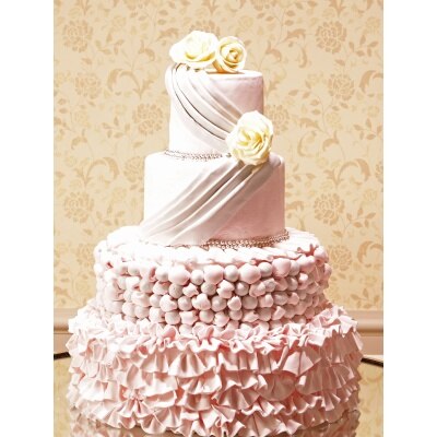 花嫁のドレスのように華やかで愛らしいデザインなど、パティシエ渾身のケーキにも注目