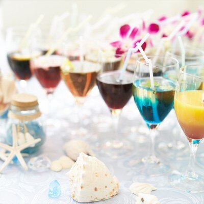 お祝いに駆けつけてくれたゲストを、カラフルなオリジナルドリンクでお迎えするのも◎<br>【料理・ケーキ】料理