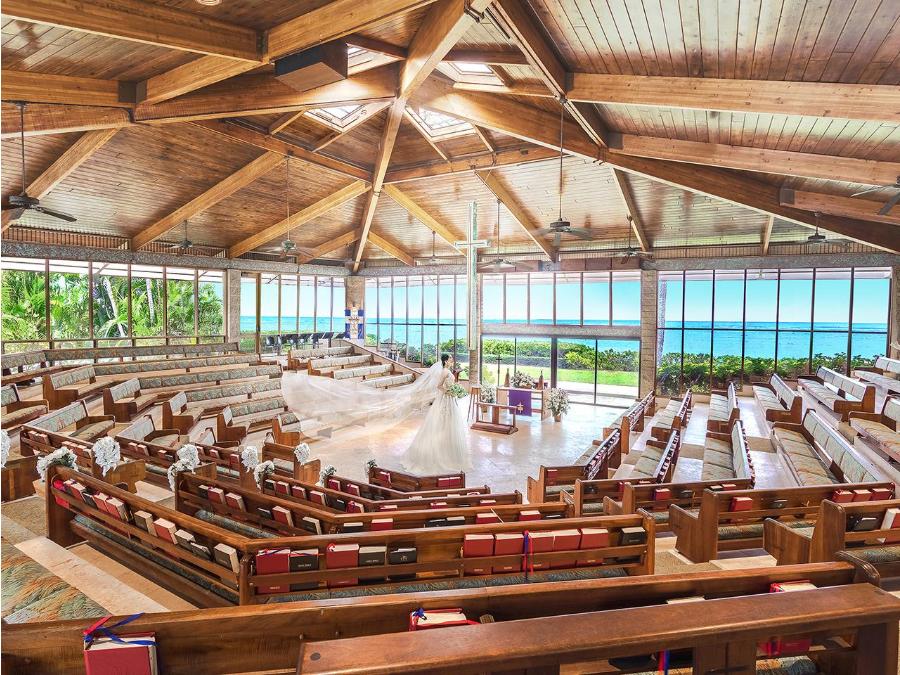ガラス張りが印象的な設計。オアフ島の教会では珍しく祭壇越しに海を望むことができる