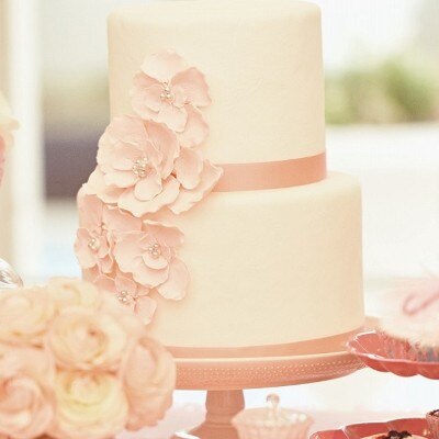 ブーケのような繊細で可憐なウエディングケーキで花嫁の美しさを演出して