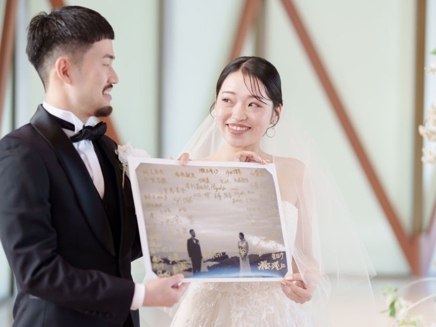 -結婚証明書-
みんなで一つのものを形に残したいと
手作りでご用意された結婚証明書

おふたりの前撮りの写真を背景に
ゲストお一人おひとりに
お名前をご記入いただきました