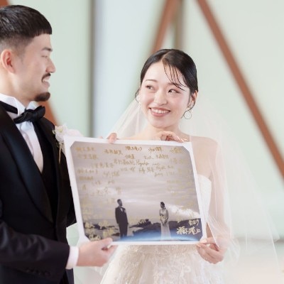 -結婚証明書-
みんなで一つのものを形に残したいと
手作りでご用意された結婚証明書

おふたりの前撮りの写真を背景に
ゲストお一人おひとりに
お名前をご記入いただきました