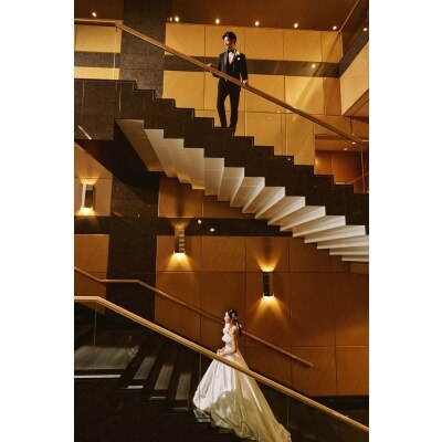 ドレスはもとより歩く姿まで美しく引き立つ階段。空間美が瞬間瞬間を輝かせる<br>【付帯設備】付帯設備