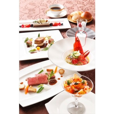 料理はお箸でも食べられるよう工夫されており、肩肘張らずに食事を楽しんでもらえる<br>【料理・ケーキ】料理