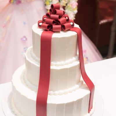 シンプルなリボンウエディングケーキ、とても美しいデザイン◎<br>【料理・ケーキ】ウエディングケーキもオリジナルデザインで♪