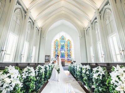 天井高、バージンロード長さ共に約12mの本格ステンドグラスが映える純白の大聖堂
