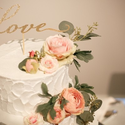 ナチュラルなディテールと生花で飾りつけたウエディングケーキは、上品な可愛らしさ<br>【料理・ケーキ】写真映えするスイーツ
