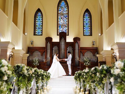 スケール感のある白亜の大聖堂は花嫁の憧れ。一生の思い出になる感動の誓いを
