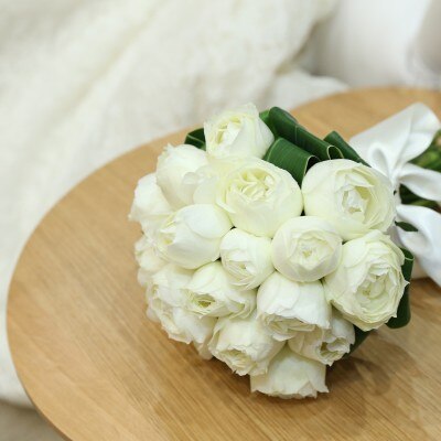 マーメイドドレスに合わせて、白いバラのクラッチブーケ