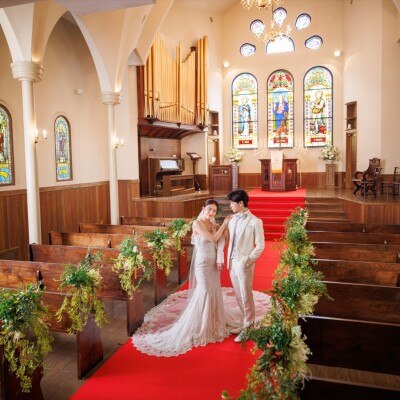 ゆったりと広がるトレーンも美しく映える深紅のバージンロードが花嫁から好評<br>【挙式】『聖アンナ教会』