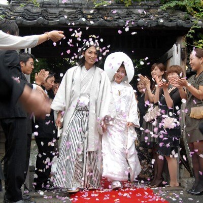 和装でのフラワーシャワーなど、ゲストとしあわせを分かち合う様々な演出を用意<br>【挙式】日吉神社（神前式）／着席～60名
