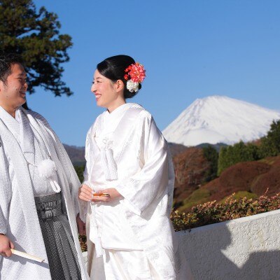真っ白に雪化粧をした富士山と♪<br>【庭】45000坪の緑いっぱいの庭園(四季折々の表情をお楽しみ下さい)