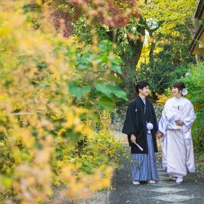 「萩の宮」の別名を持つ、京都屈指の萩の名所。風情あふれる紅葉の頃も美しい<br>【ドレス・和装・その他】落ち着いた雰囲気の境内で風情ある一枚を