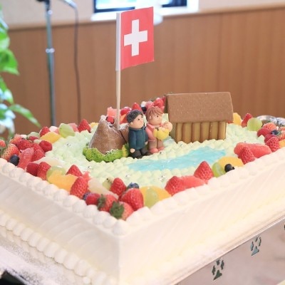 新婚旅行のスイスがテーマ！ケーキ入刀では二人で国旗も立てました。
