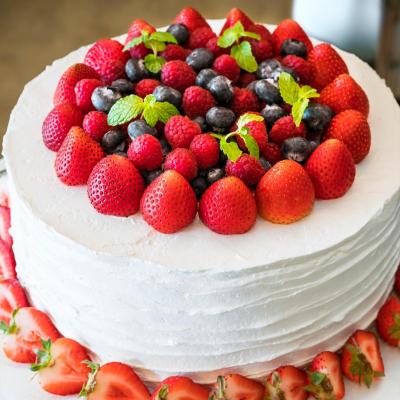ベリーの赤と生クリームの白のコントラストが可愛らしいケーキ