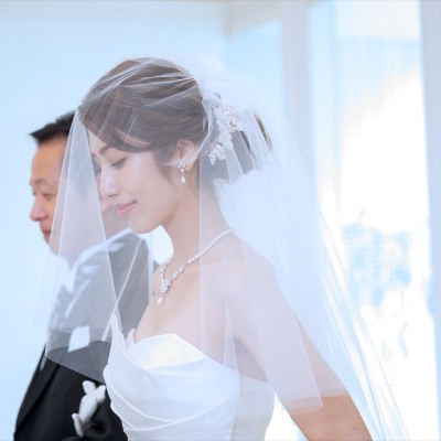 白を基調にしたチャペル。クリスタルの煌めきと自然光が花嫁をいっそう輝かせる<br>【挙式】セント・ブリリア・ウェディング・チャーチ/　着席～120名（教会式・人前式）