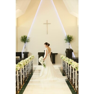 純白の空間に光のトライアングルが浮かび上がる神秘的なチャペル「アルファーレ」<br>【挙式】チャペル「アルファーレ」／～80名（着席）