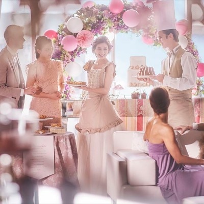 ホワイエではゲストと楽しめるデザートブッフェを<br>【披露宴】【ニューヨークスイート】シャンデリアや内装に「さりげない輝き」を施した大人花嫁に相応しい空間